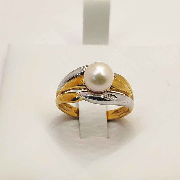 anello da donna in oro bicolore 18 ct 750/00 con perla coltivata centrale diam. 6.5 e zirconi laterali misura 16 gr 4.70