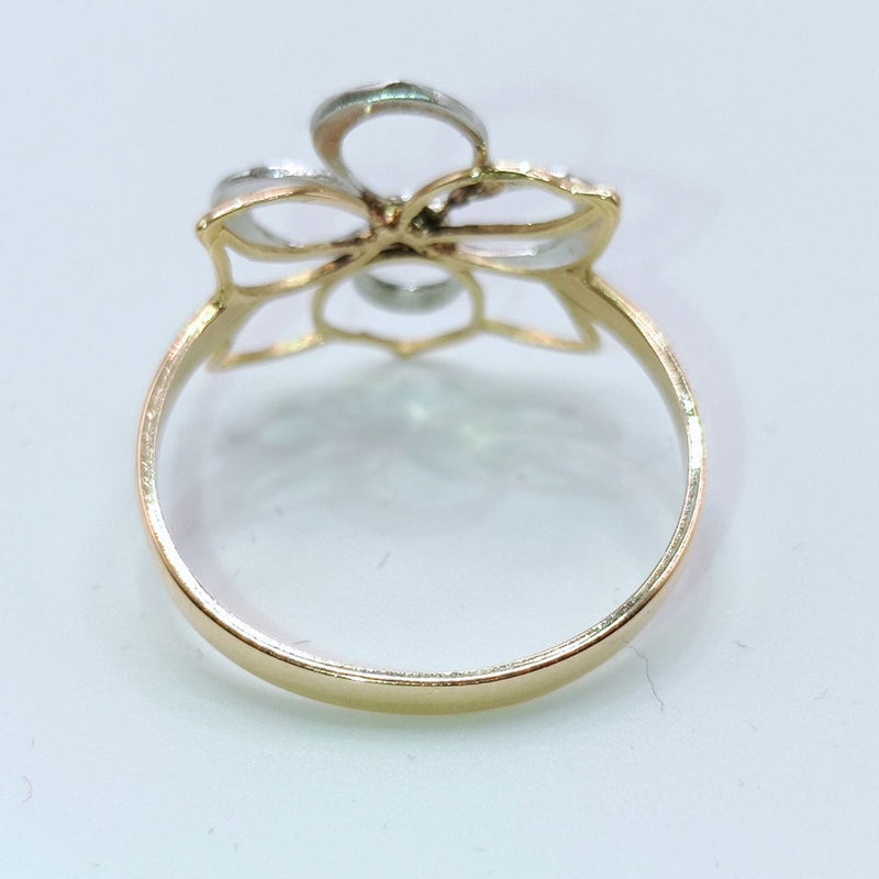 Anello donna in oro giallo 18 carati con particolare lavorazione a forma di fiore diamantata in oro bianco